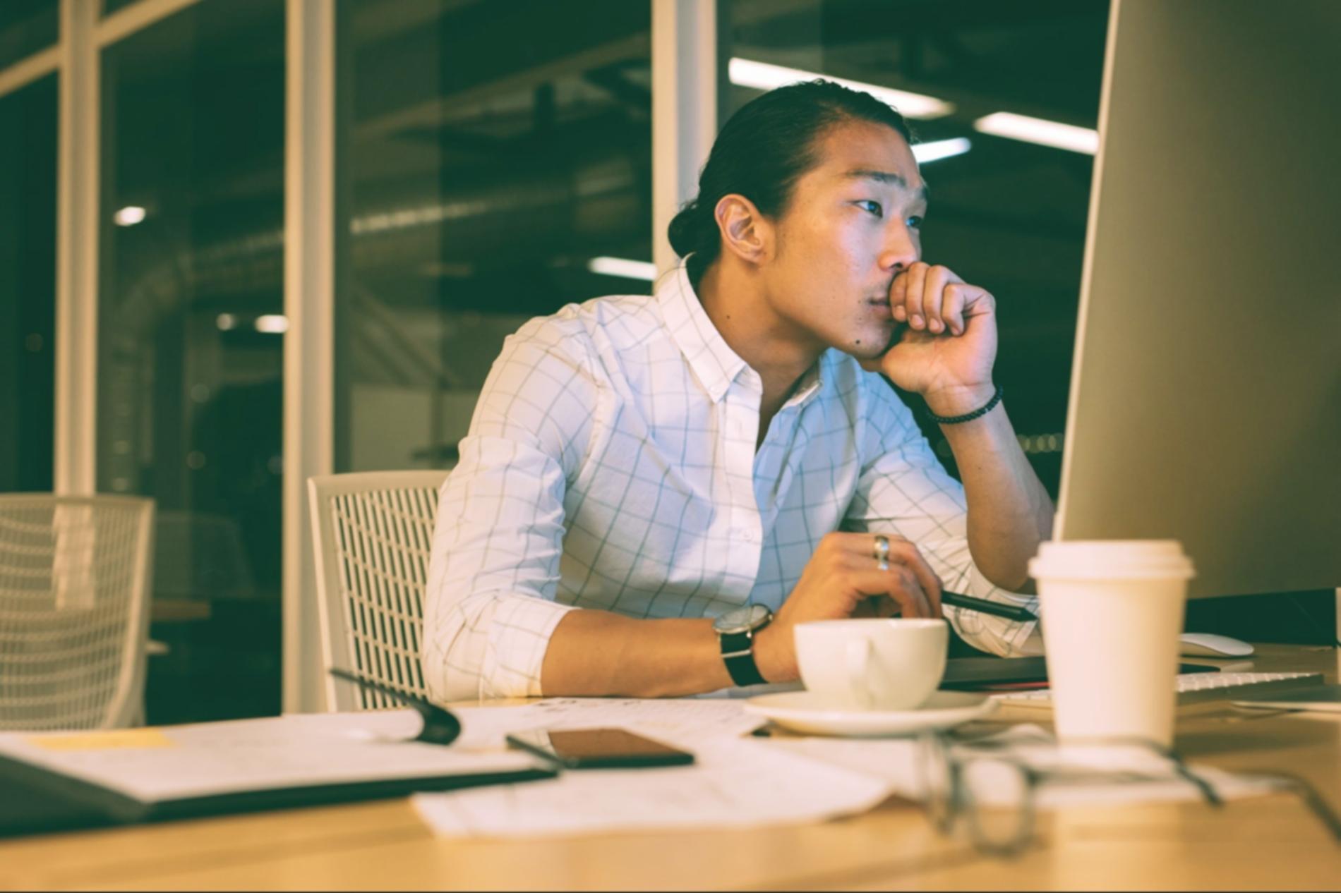 Étudiants utilisant différents appareils pour suivre des cours en ligne sur la planification budgétaire